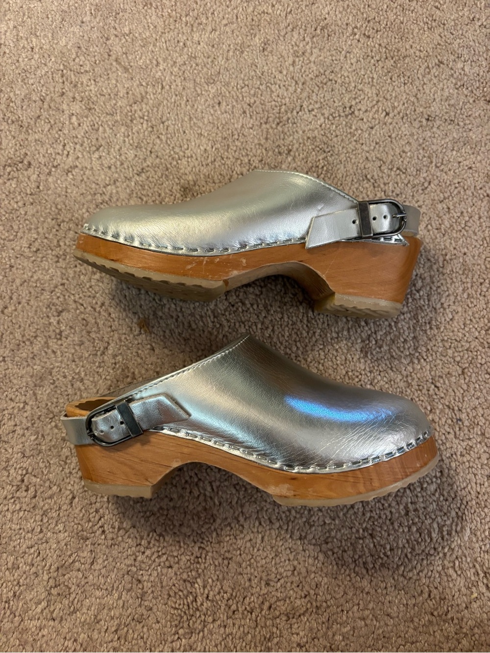 Hanna Andersson kids 3.5 silver wooden bottom clogs